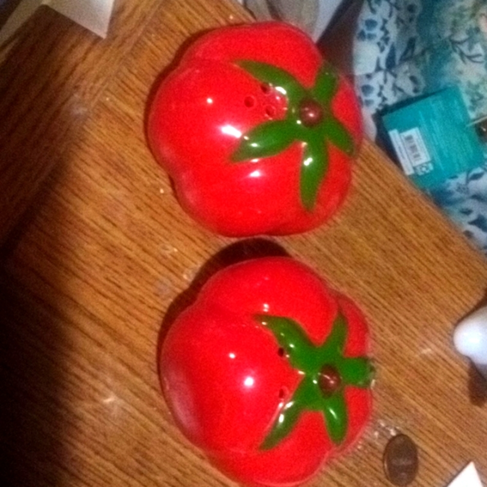 Tomato salt and pepper shakers